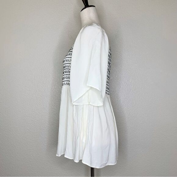 Doe & Rae Women’s Size Large Boho Embroidered Smocked Top - Picture 4 of 12